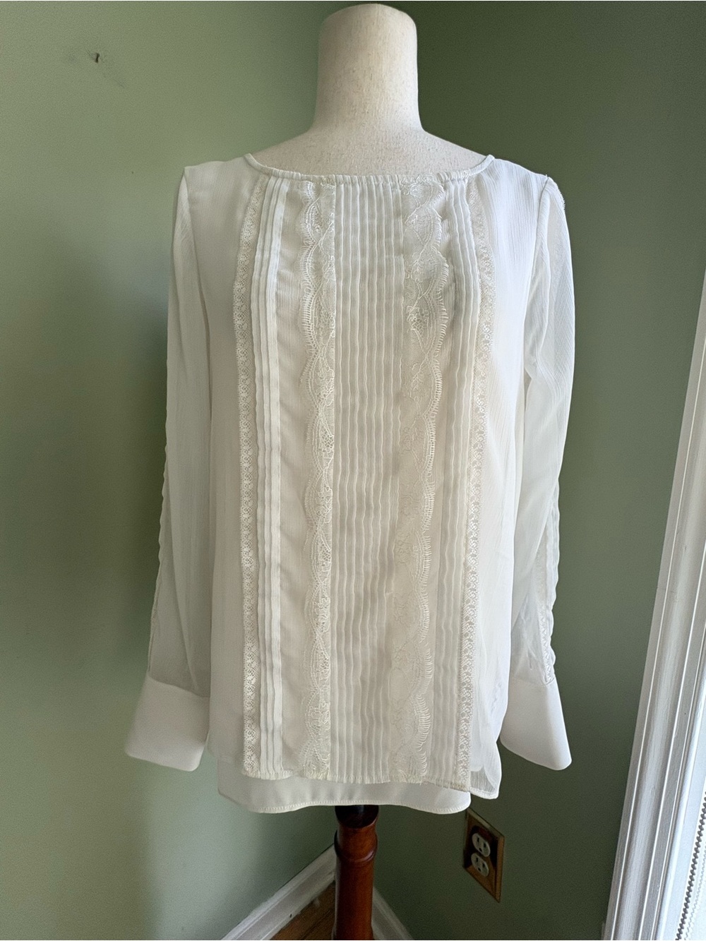 WHBM Pleated Lace Front Blouse w/under-layer. Off white Sz 4. Back detail. Nice!